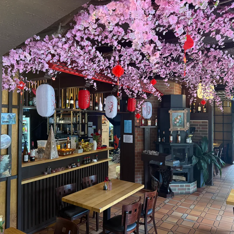 Gastraum bei Musuko mit Papierlaternen und Sakura-Girlanden