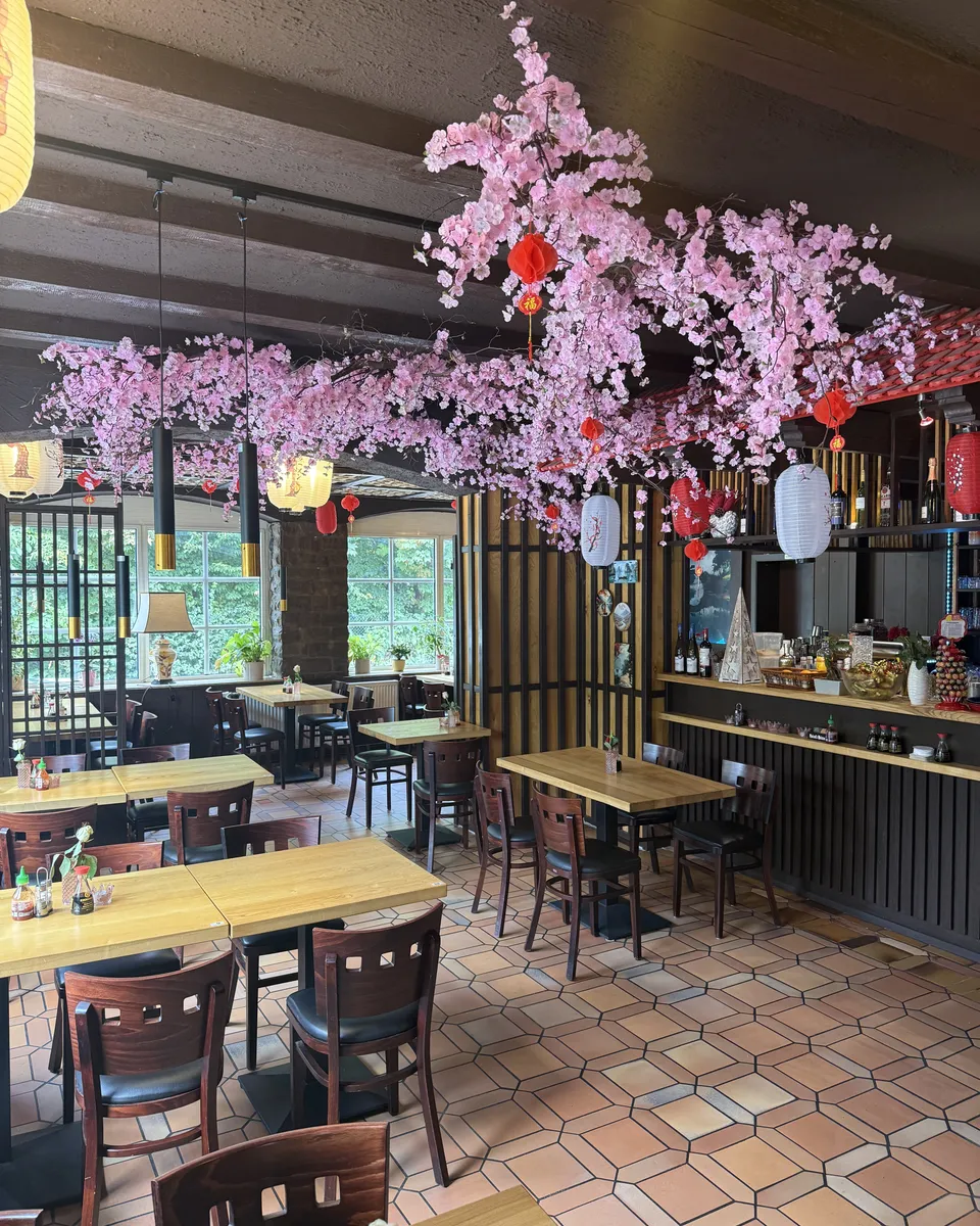 Sakura-Girlande über der Theke bei Musuko, Tische bei Tageslicht gedeckt