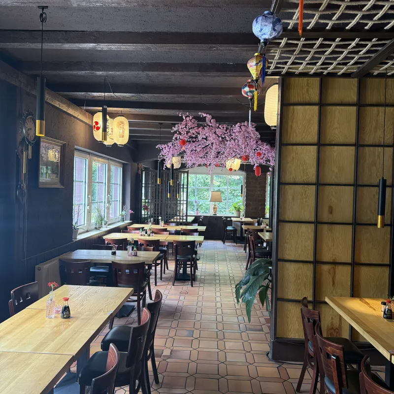 Tischreihen bei Musuko unter der Sakura-Girlande, Blick zum Fenster