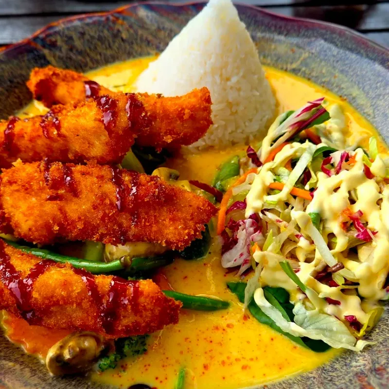 Knusprige Chicken Tenders in Currysauce mit Jasminreis und Krautsalat bei Musuko