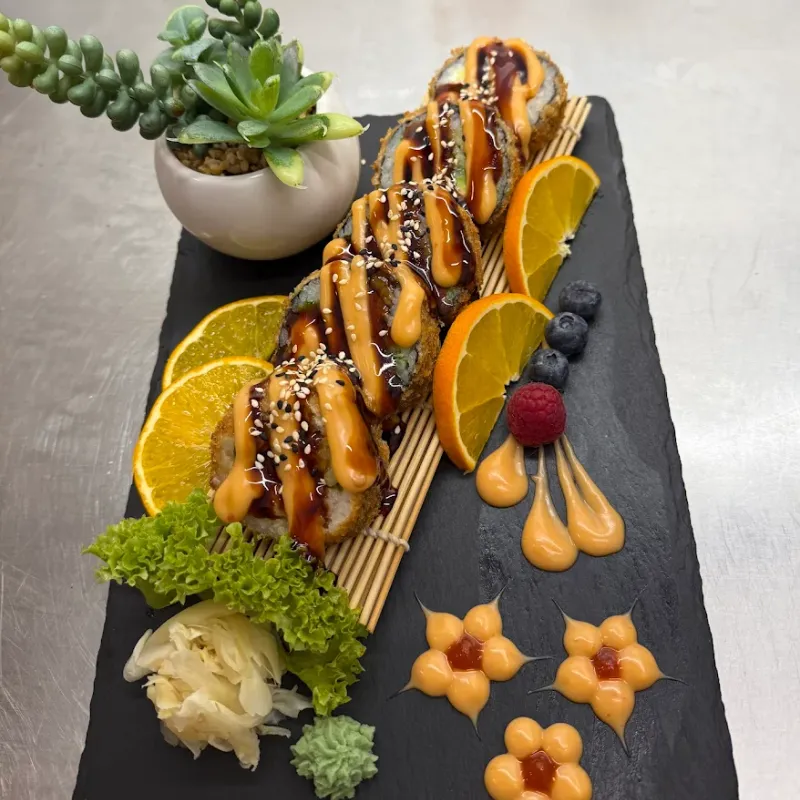 Sushi-Rolle, angerichtet auf einer Servierplatte bei Musuko